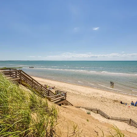 Fully Fenced Yard And Minutes To Bayside Beaches